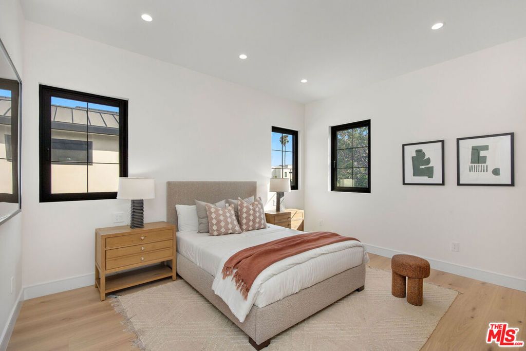 Image 50 of property listing at 1500 Louella Avenue, Venice, CA 90291