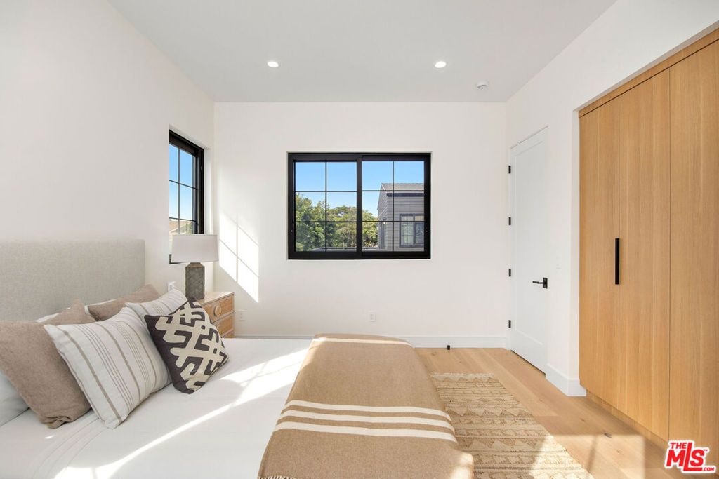 Image 56 of property listing at 1500 Louella Avenue, Venice, CA 90291