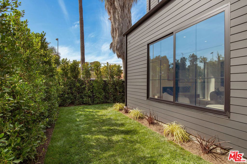 Image 6 of property listing at 1500 Louella Avenue, Venice, CA 90291