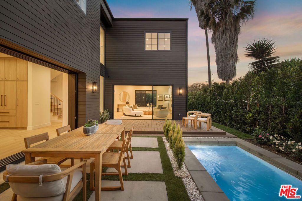 Image 60 of property listing at 1500 Louella Avenue, Venice, CA 90291