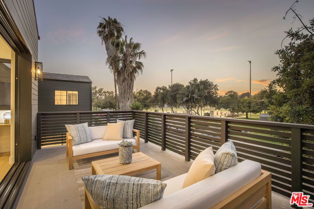 Image 63 of property listing at 1500 Louella Avenue, Venice, CA 90291