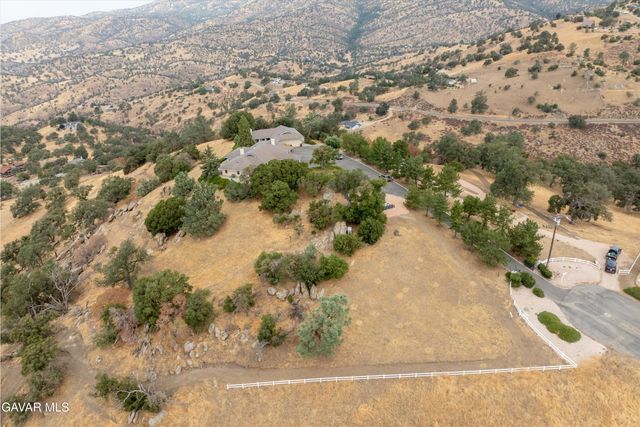 30300 Piebald Court, Tehachapi, CA 93561