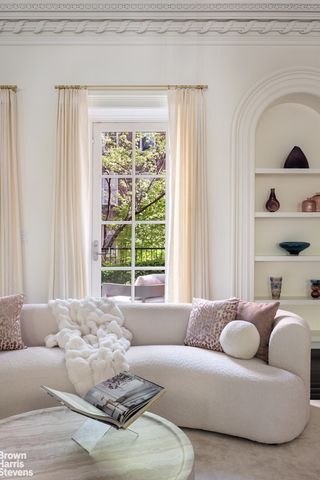 47 W 9TH Street, New York City, NY 10011
