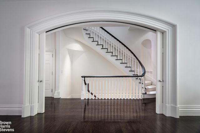 47 W 9TH Street, New York City, NY 10011