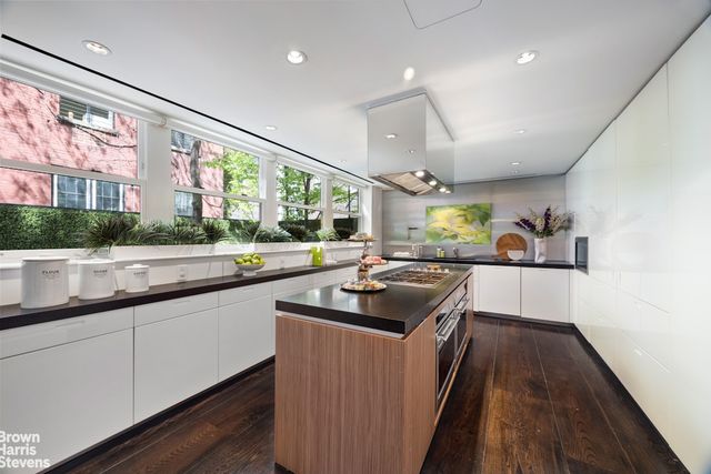 47 W 9TH Street, New York City, NY 10011