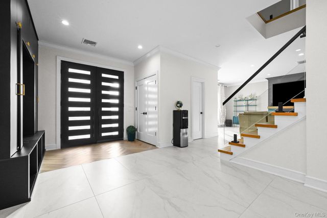 36 Foster Lane, Westbury, NY 11590