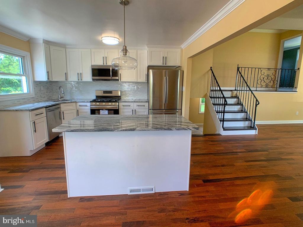Image 4 of property listing at 7907 SUBET, Windsor Mill, MD 21244