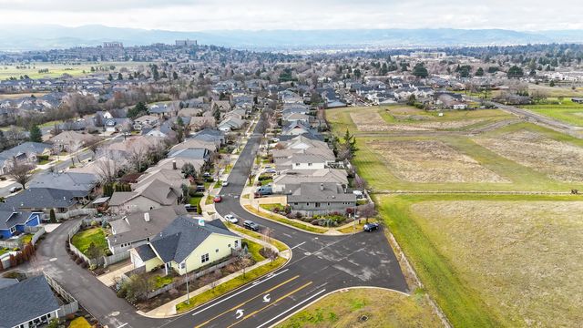 3821 Sherwood Park Drive, Medford, OR 97504