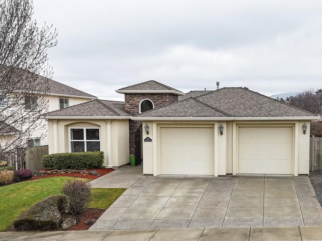 3821 Sherwood Park Drive, Medford, OR 97504