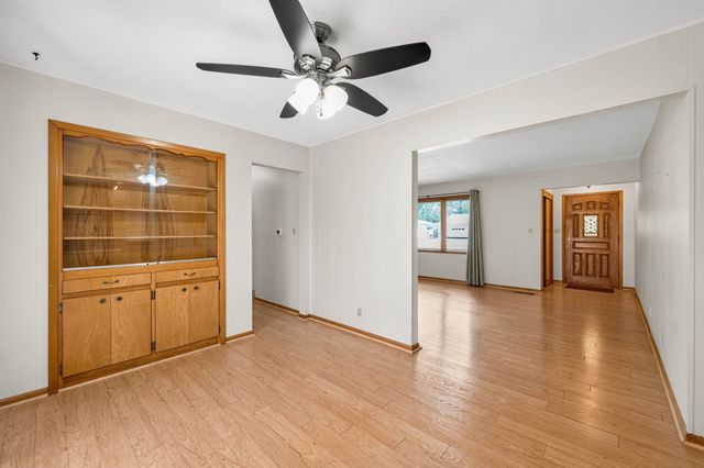 1309 S 11th Avenue E, Newton, IA 50208