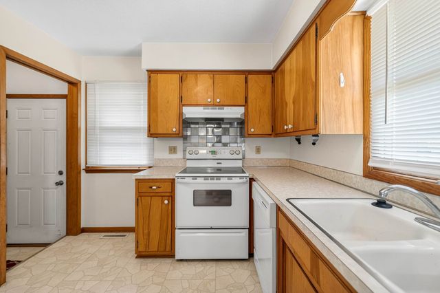 1309 S 11th Avenue E, Newton, IA 50208