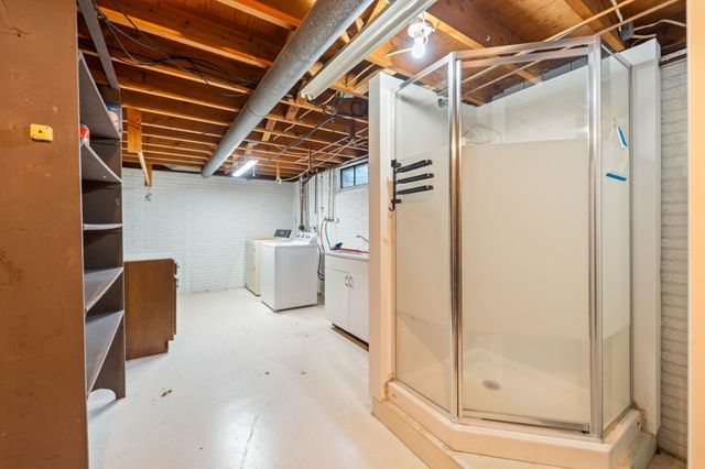1309 S 11th Avenue E, Newton, IA 50208