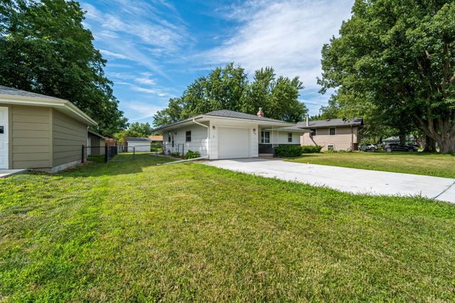 1309 S 11th Avenue E, Newton, IA 50208
