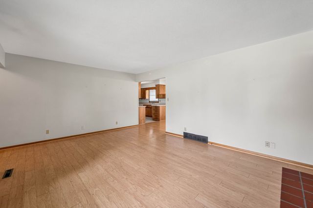 1309 S 11th Avenue E, Newton, IA 50208