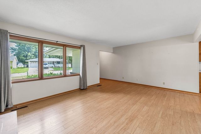 1309 S 11th Avenue E, Newton, IA 50208