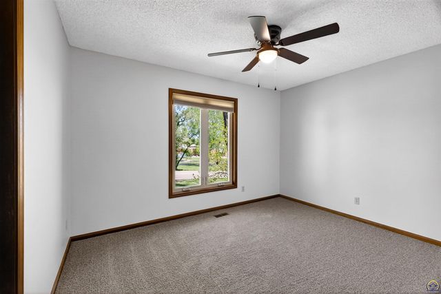 3347 SW Nottingham RD, Topeka, KS 66614