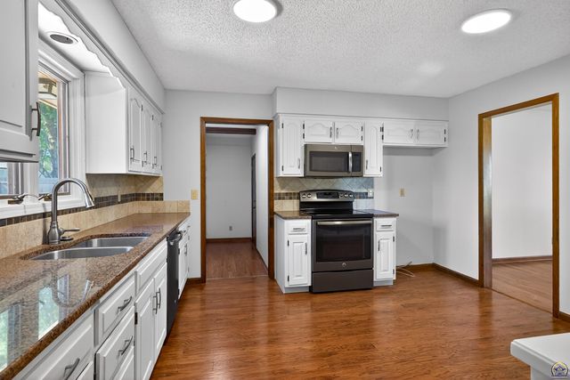 3347 SW Nottingham RD, Topeka, KS 66614