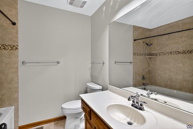3347 SW Nottingham RD, Topeka, KS 66614