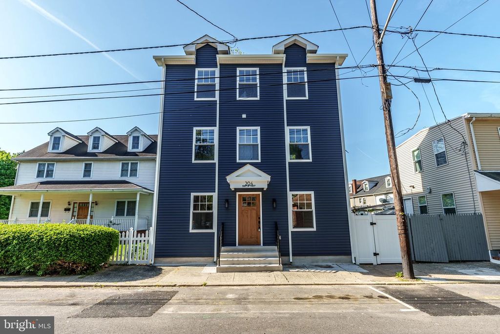 204 BARCLAY ST, Burlington, NJ 08016