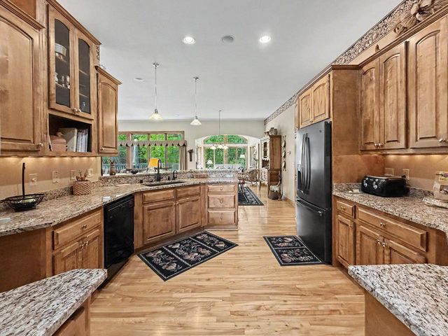 W291S5245 Ridgefield ROAD, Waukesha, WI 53189