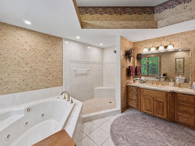 W291S5245 Ridgefield ROAD, Waukesha, WI 53189