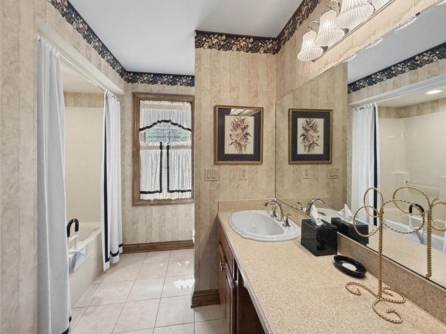 W291S5245 Ridgefield ROAD, Waukesha, WI 53189
