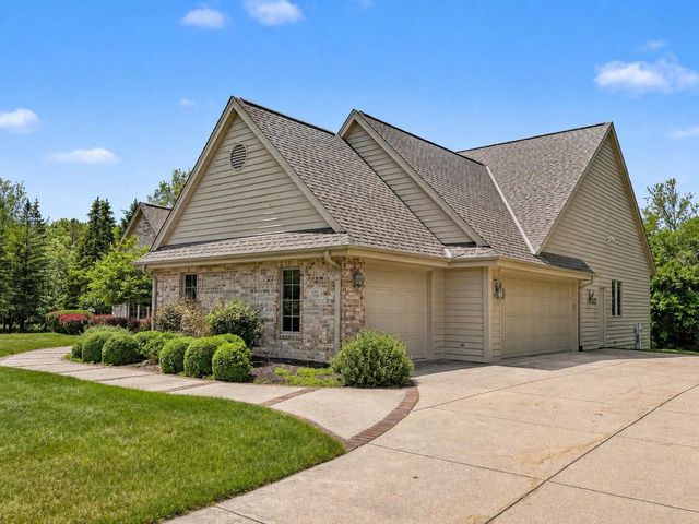 W291S5245 Ridgefield ROAD, Waukesha, WI 53189