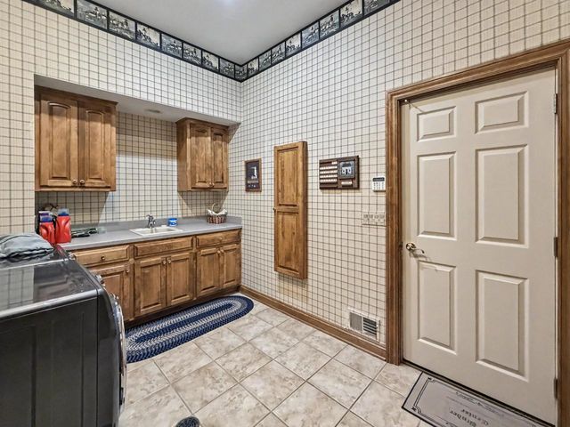 W291S5245 Ridgefield ROAD, Waukesha, WI 53189