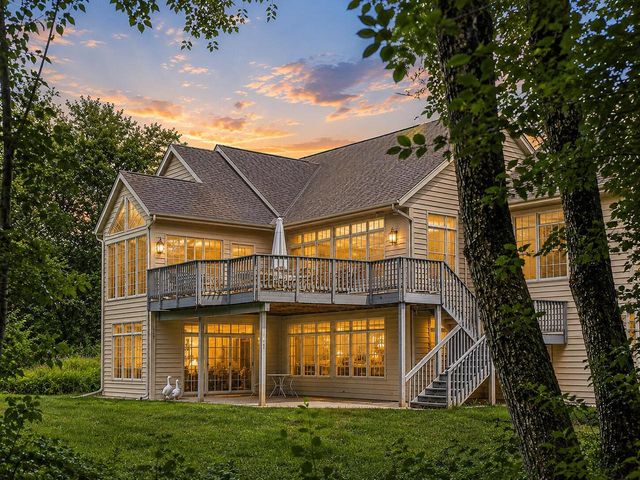 W291S5245 Ridgefield ROAD, Waukesha, WI 53189