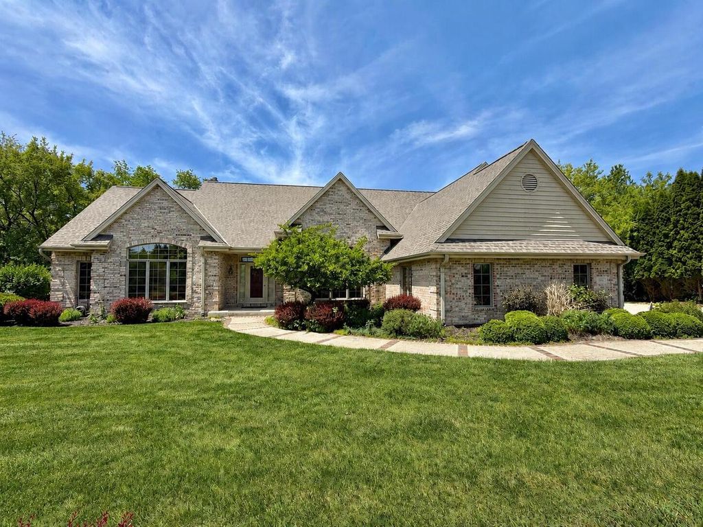 W291S5245 Ridgefield ROAD, Waukesha, WI 53189