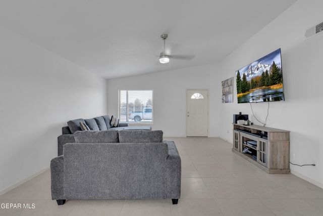 389 PLATEAU Drive, Socorro, TX 79927
