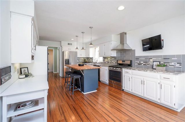 10911 W 120th Terrace, Overland Park, KS 66213