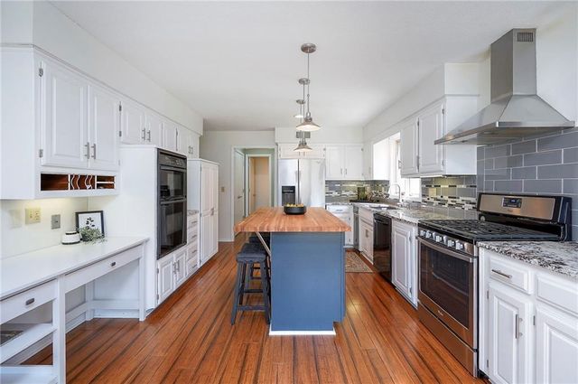 10911 W 120th Terrace, Overland Park, KS 66213