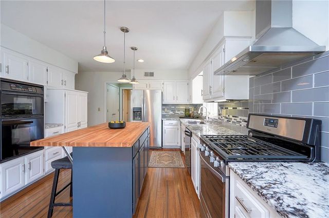 10911 W 120th Terrace, Overland Park, KS 66213