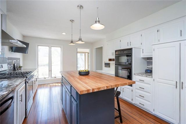 10911 W 120th Terrace, Overland Park, KS 66213