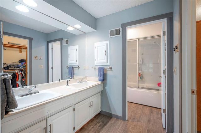 10911 W 120th Terrace, Overland Park, KS 66213