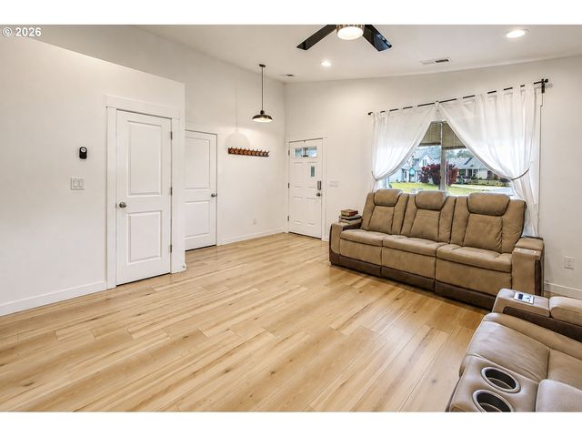 185 W CHRISTY Ct, Yacolt, WA 98675