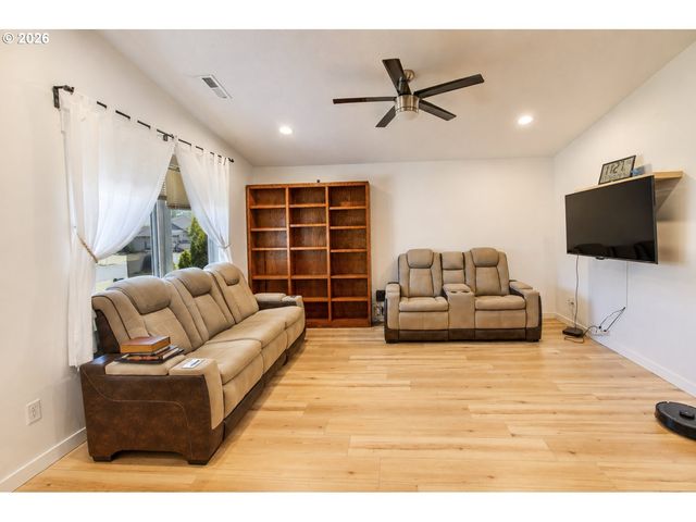 185 W CHRISTY Ct, Yacolt, WA 98675