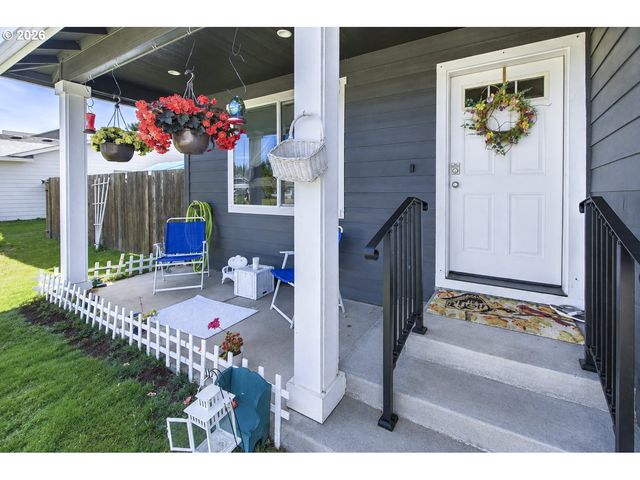 185 W CHRISTY Ct, Yacolt, WA 98675