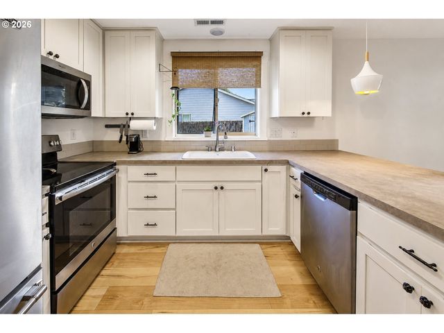 185 W CHRISTY Ct, Yacolt, WA 98675