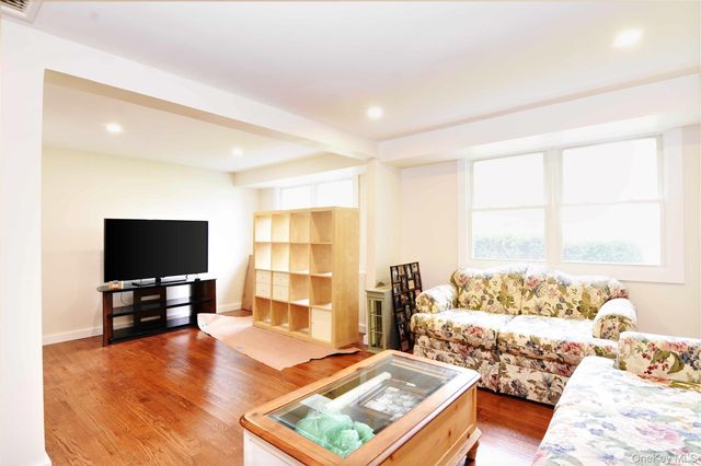 714 Tanglewood Road, West Islip, NY 11795