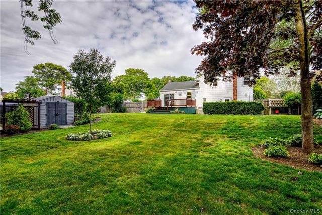 714 Tanglewood Road, West Islip, NY 11795