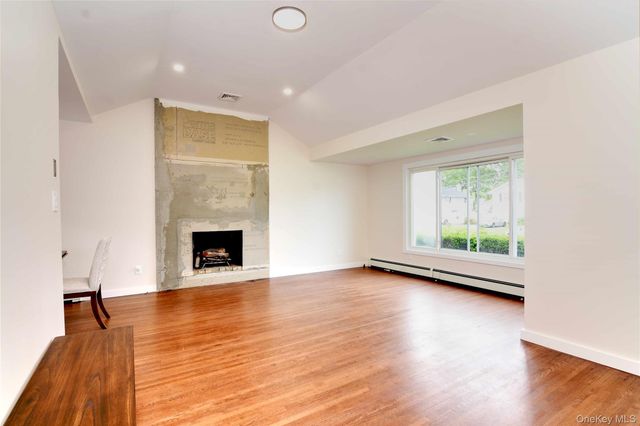 714 Tanglewood Road, West Islip, NY 11795