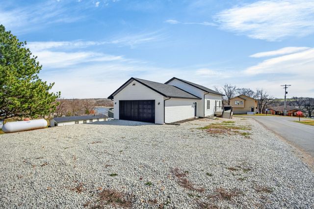 8479 Lakeshore Drive, Dexter, IA 50070