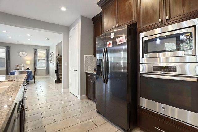 185 Jubilee Ln, Lodi, CA 95242