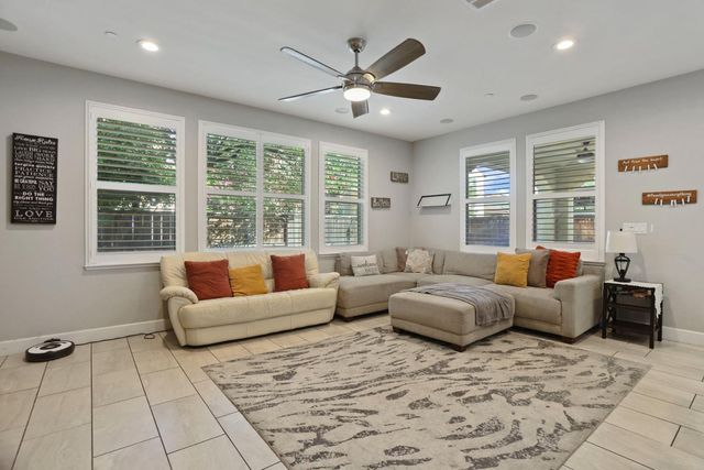 185 Jubilee Ln, Lodi, CA 95242