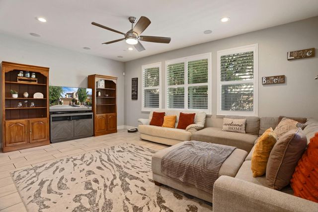 185 Jubilee Ln, Lodi, CA 95242