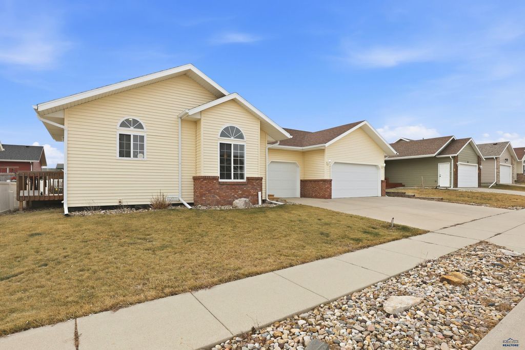 645 EARLEEN ST, Rapid City, SD 57701