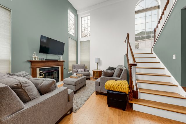 108 Hampton Boulevard, Lake Bluff, IL 60044