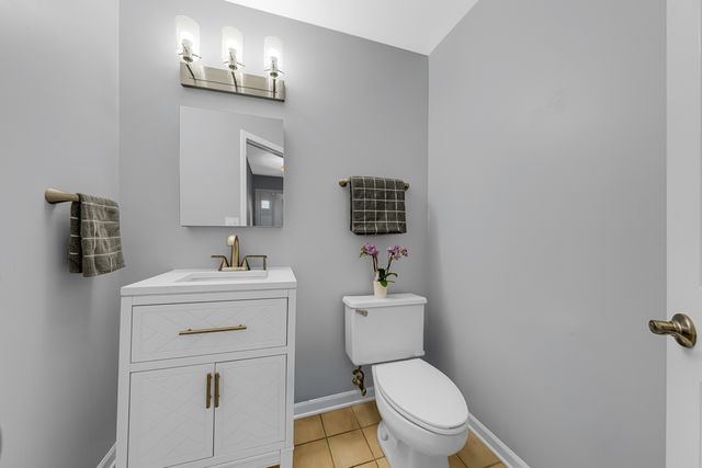 108 Hampton Boulevard, Lake Bluff, IL 60044